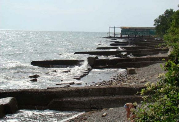 Fig. 9 : Destroying of the wave-breaking wall from the marine and coastal party for want of a wave