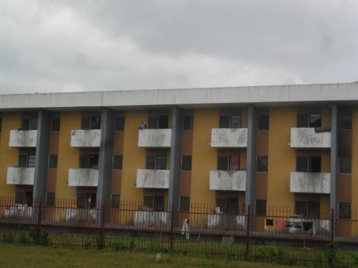 Figure 1 : General view of the case study building (a) roof overhang (b) screen wall