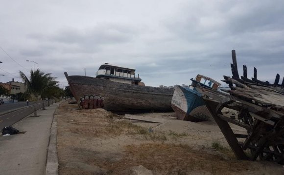 Fuente: https://cutt.ly/VfLnWNn Figura 6: Panorámica de la desembocadura del río en la playa Tarqui. La acumulación de desechos por parte del río es más que evidente.