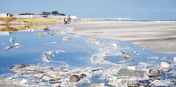 Figura 7: Vista del cauce bajo del río Muerto y la presencia de basura que contamina la playa.