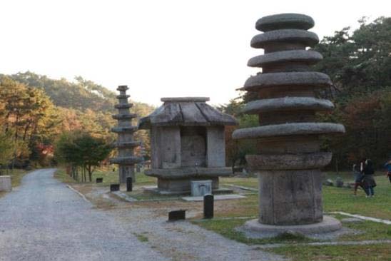 Figure 3 : Circular stone pagodas and Seokjobulgam ??????????, ???, ?í??"???, ??????, ????????????. ??6?????-????????????????????7?????? ?????7?????????. 23 ???????????-????????????. ????10?????10???????????? ?????????????????. ????ë??"????-??1?, ????5???????????í??"???, ??-??????????1????????. ?í??"??????-?????????????????????. ?ë??"?ë?"±?-????????????????????. ??????-????????????????ì??"??????????. ??????????????????????? ???????????????????????. 24 ??-???????????(???) ?????????. ??-?????????ë?"±?????????ë??"???ë??"-?ì??"-?????2?????????ë°?"????7???, ??ë°?"-?5-?????????. ?ì??"???????ë°?"??-???-???????ë??"??????. 25 ?ë??"??????-??-23 ???, ???, 2009, 511?. 24 ?ë?"?, ????, 1991, 182?. 25 ???ë??"??ë°?"????. ??ì??"????????????ë°?"??-?-??. ?????, ??ë°?"???ë??"?????????. ??-?,?í??"???ì??"?????????,???????????, ??-????, 1991, 395?396?.